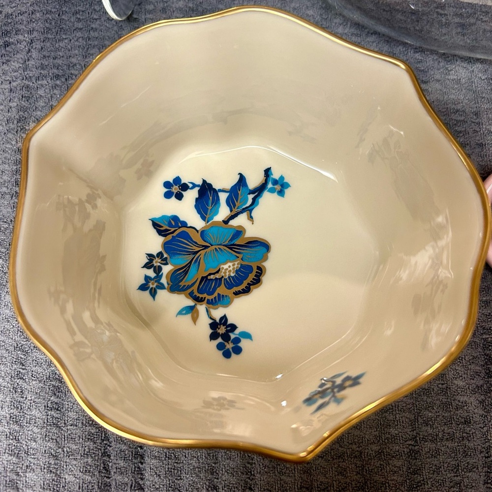 Lenox Bone China Padoga Bowl 24k gold Accents and Trim. 5”